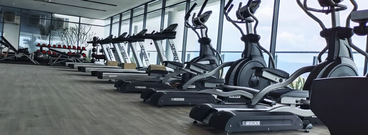 Bieżnie i orbitreki Spirit ustawione w jasnej strefie cardio